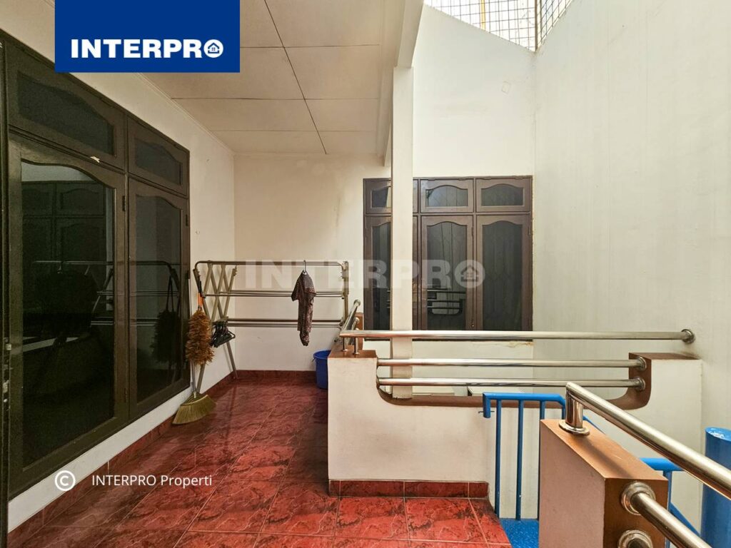Rumah Semi furnished 2 lantai Puri Indah Jakarta Barat