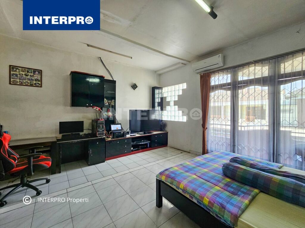 Rumah Semi furnished 2 lantai Puri Indah Jakarta Barat
