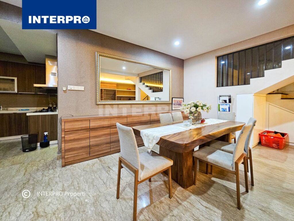 Rumah Semi furnished 2 lantai Taman Kedoya Baru Jakarta Barat