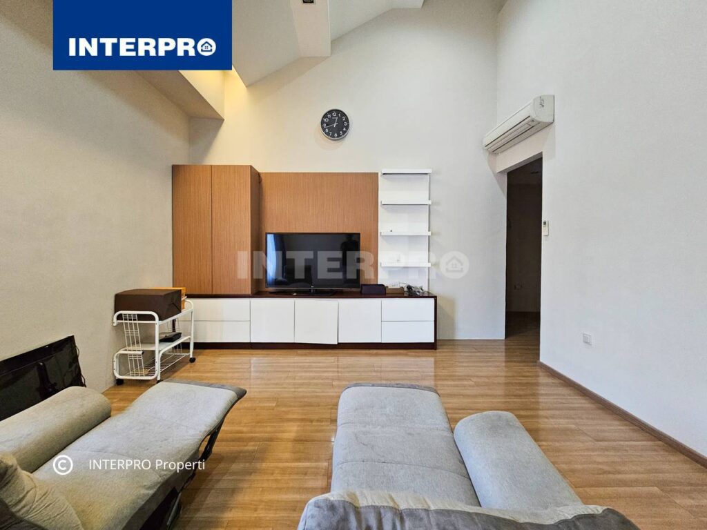Rumah Semi furnished 2 lantai Taman Kedoya Baru Jakarta Barat