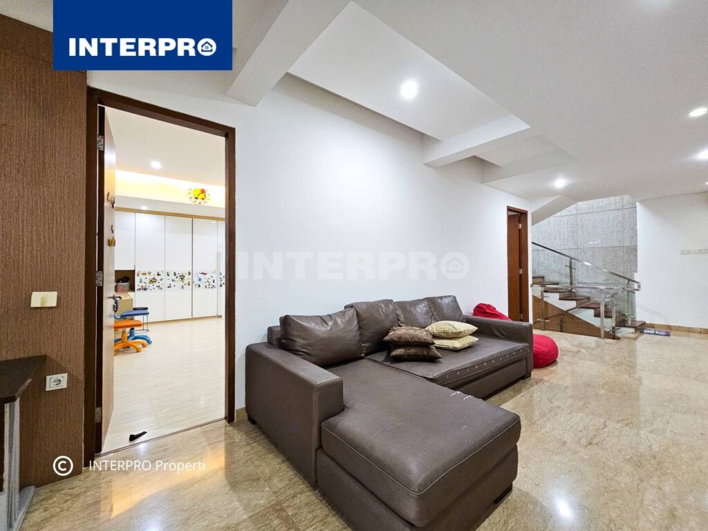 Rumah Semi furnished 2 lantai Taman Kedoya Baru Jakarta Barat