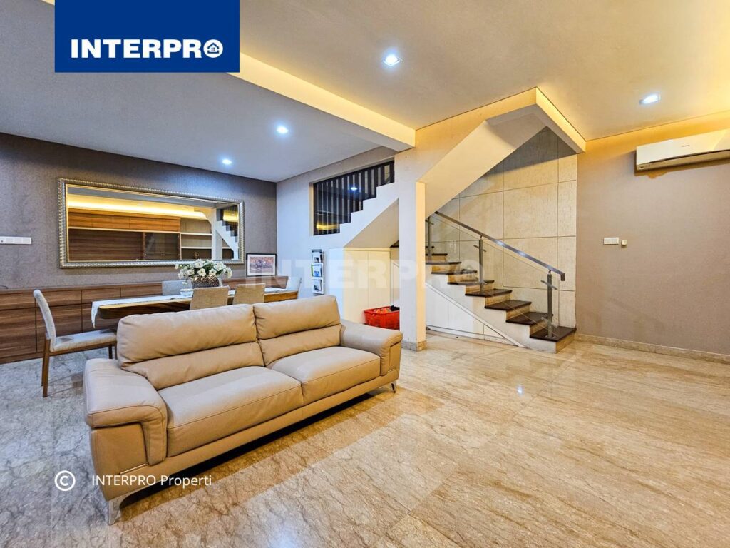 Rumah Semi furnished 2 lantai Taman Kedoya Baru Jakarta Barat