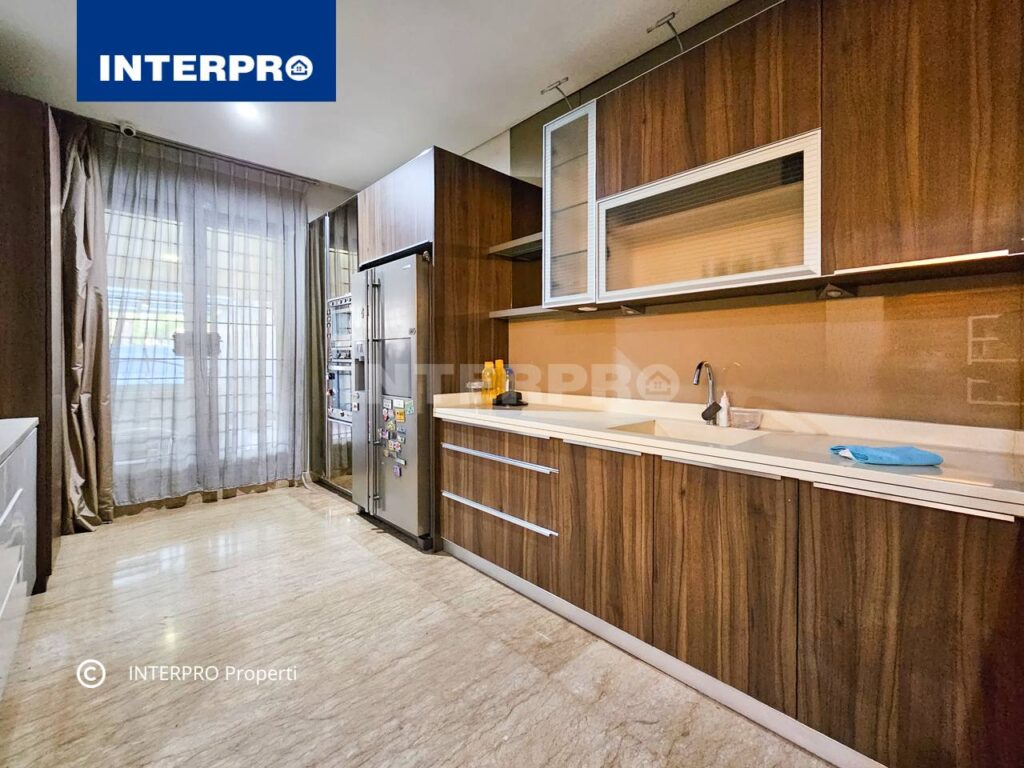 Rumah Semi furnished 2 lantai Taman Kedoya Baru Jakarta Barat