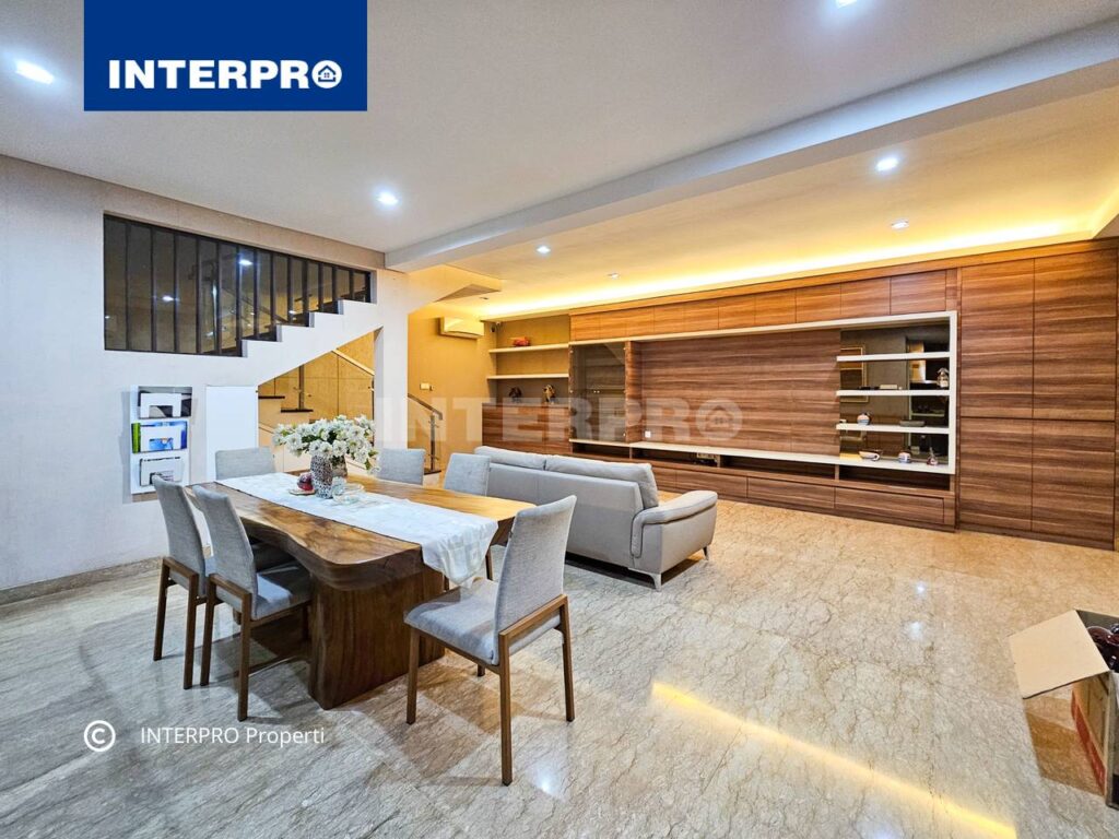 Rumah Semi furnished 2 lantai Taman Kedoya Baru Jakarta Barat