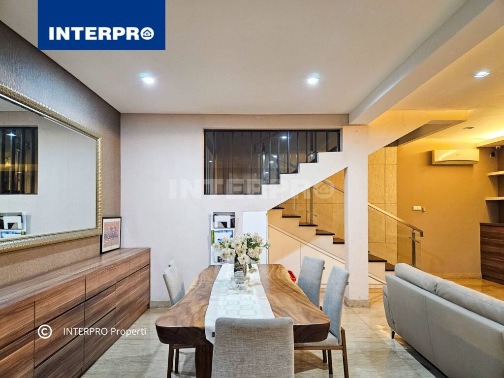 Rumah Semi furnished 2 lantai Taman Kedoya Baru Jakarta Barat