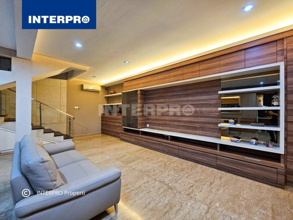 Rumah Semi furnished 2 lantai Taman Kedoya Baru Jakarta Barat