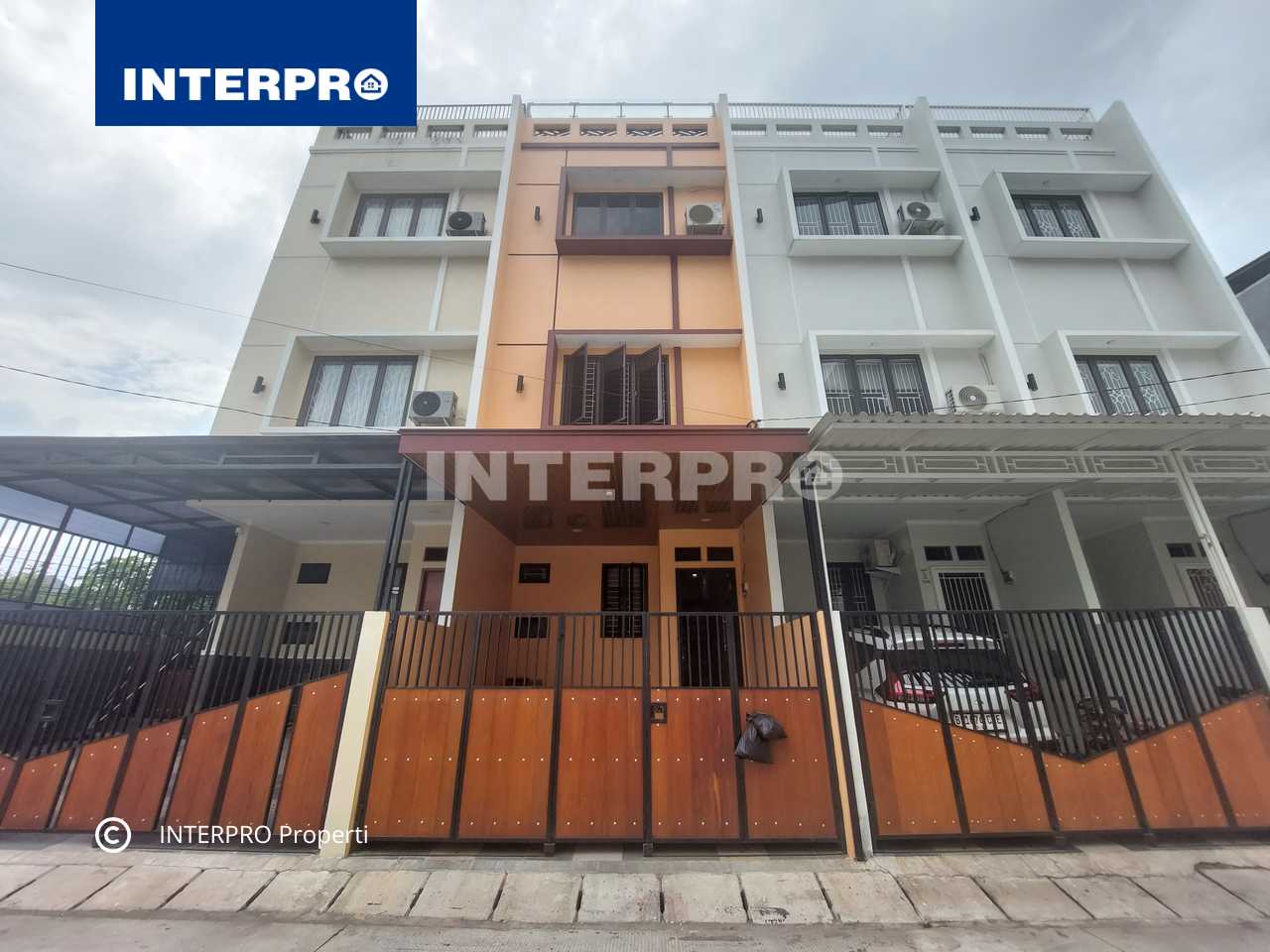 Rumah Baru Semi furnished 3 lantai Taman Cosmos Jakarta Barat