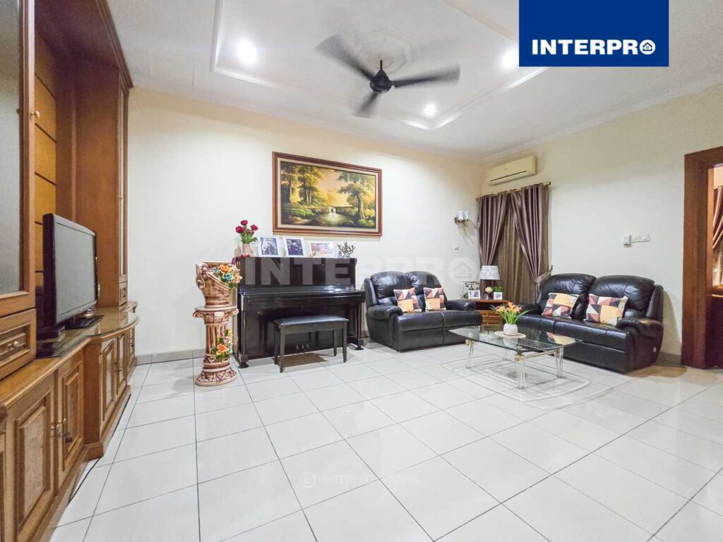Rumah Dijual Permata Buana 200m2 2 Lantai Siap Huni