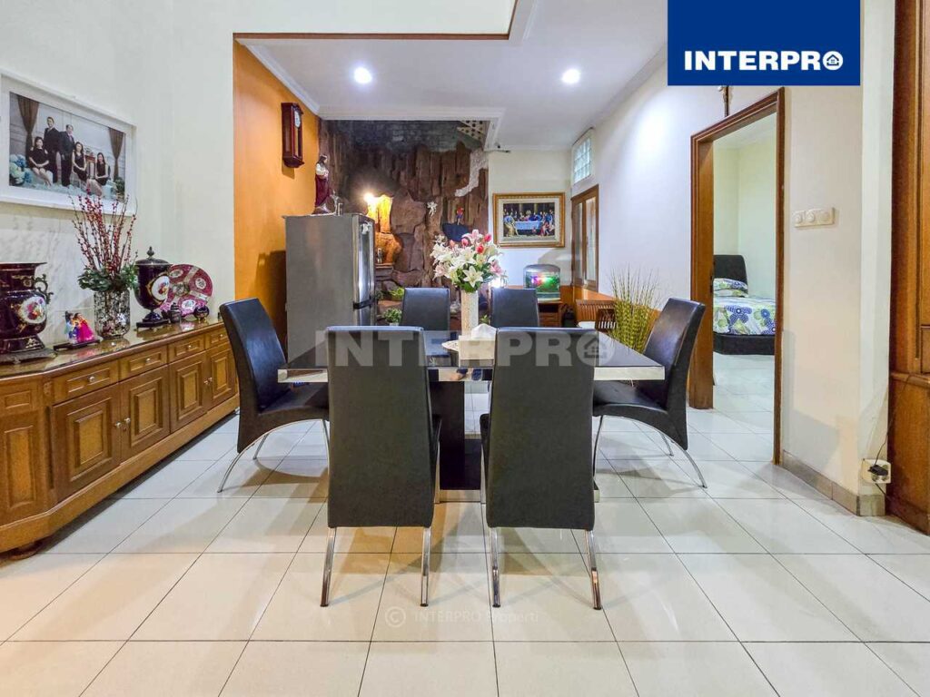 Rumah Dijual Permata Buana 200m2 2 Lantai Siap Huni