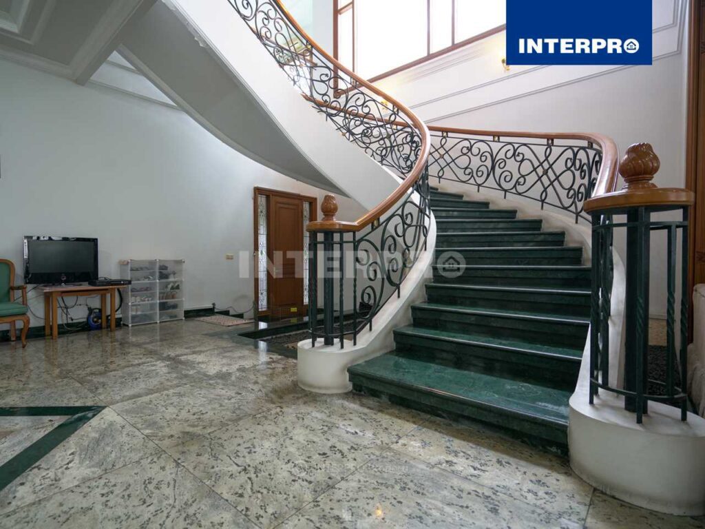 Rumah Dijual Taman kebon jeruk intercon luas tanah 800 m2