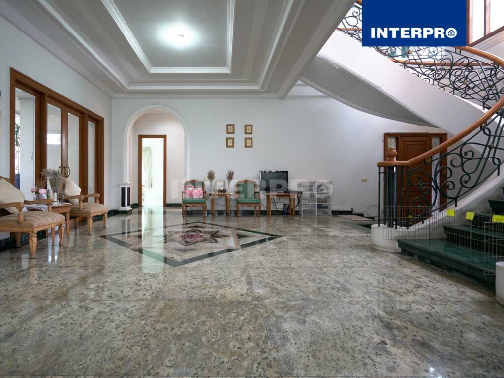 Rumah Dijual Taman kebon jeruk intercon luas tanah 800 m2