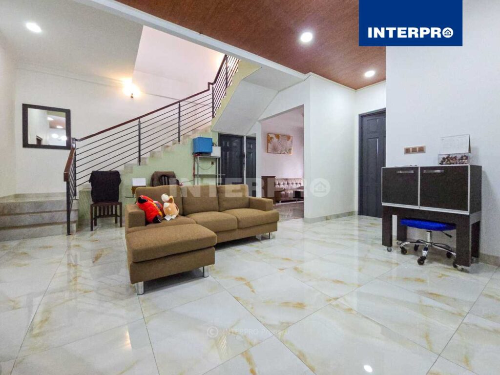 Rumah Dijual Siap Huni Intercon Taman Kebon Jeruk 200m2