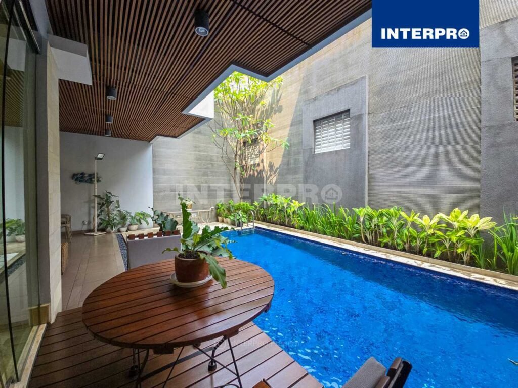 Rumah Mewah Dijual Intercon Taman Kebon Jeruk Swimming Pool