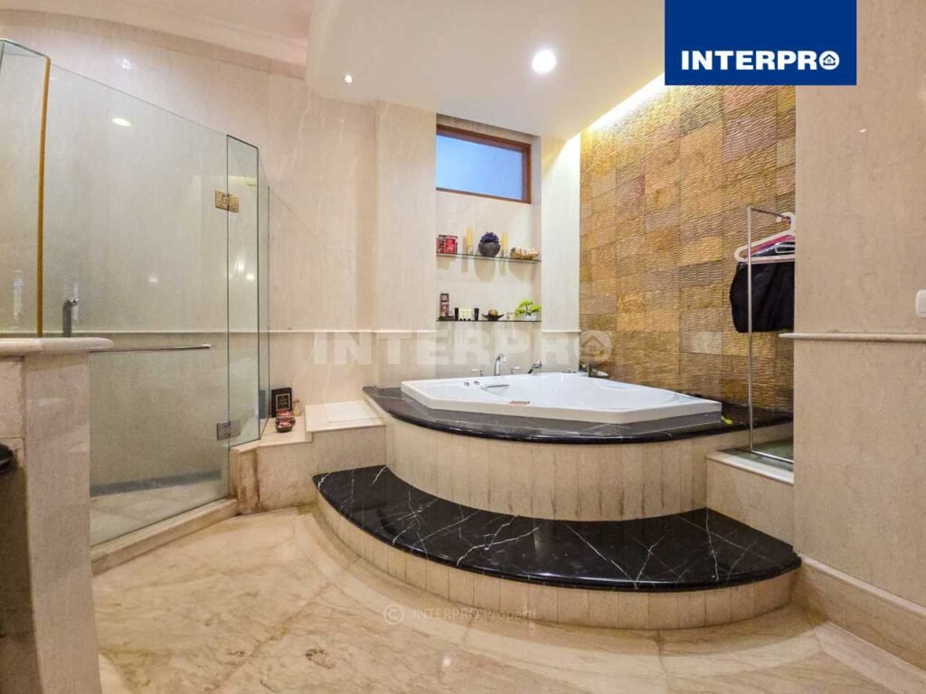 Rumah Mewah Dijual Intercon Taman Kebon Jeruk Swimming Pool