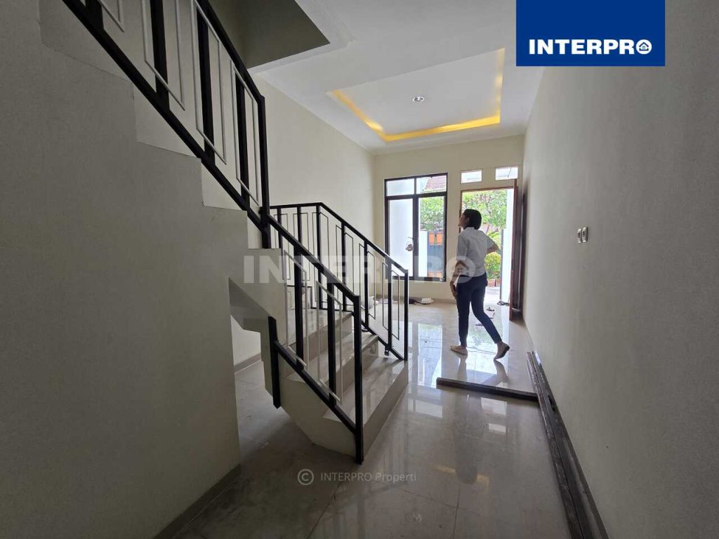 Rumah Brand New Minimalis 3,5 lantai Taman Ratu