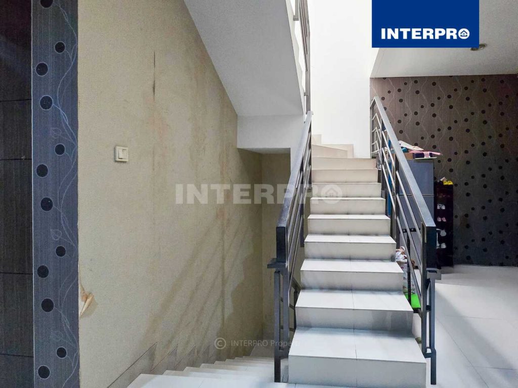Rumah Minimalis 2,5 lantai Taman Ratu
