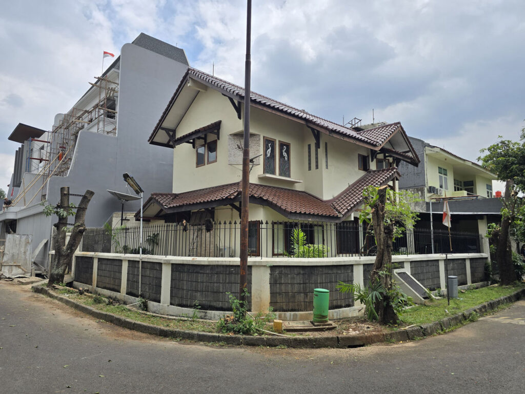 Rumah Dijual Rapihkan Pohon