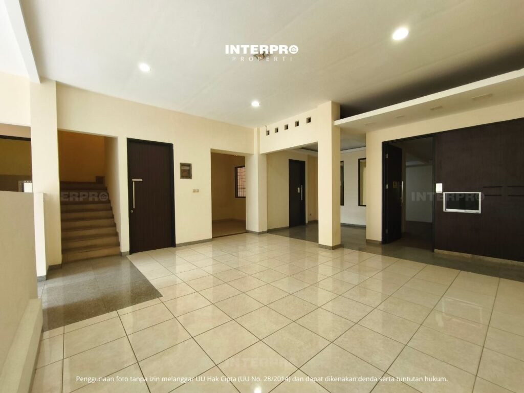 Dijual Rumah Kantor 3 Lantai di Meruya 250m2