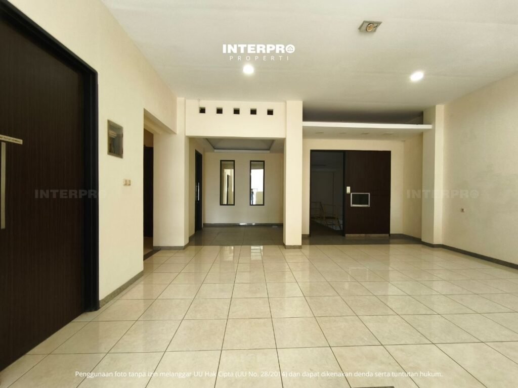 Dijual Rumah Kantor 3 Lantai di Meruya 250m2